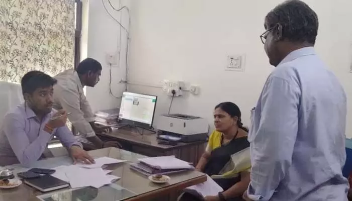 దుకాణాల అద్దెలు చెల్లించకుంటే సీజ్ చేయండి: అదనపు కలెక్టర్ మయాంక్ మిత్తల్ దుకాణాల అద్దెలు చెల్లించకుంటే సీజ్ చేయండి: అదనపు కలెక్టర్ మయాంక్ మిత్తల్