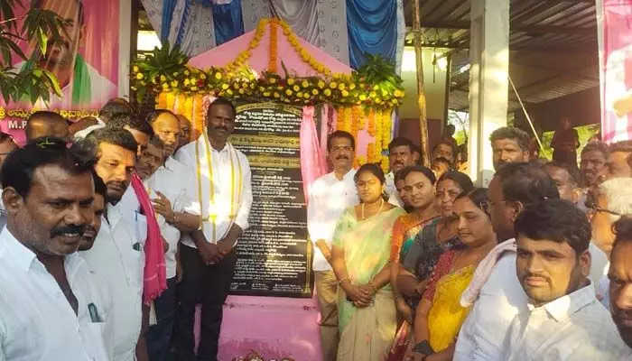 రెండు వరుసల రోడ్డు నిర్మాణానికి ఎమ్మెల్యే శంకుస్థాపన.. రెండు వరుసల రోడ్డు నిర్మాణానికి ఎమ్మెల్యే శంకుస్థాపన..