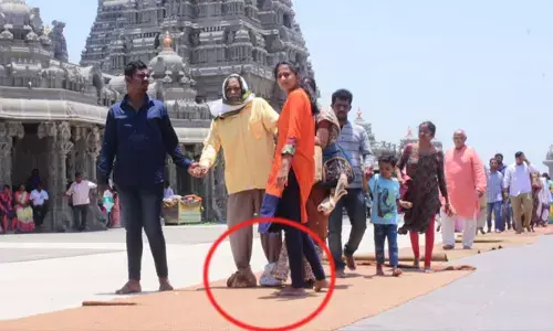 యాదాద్రిలో కనీస వసతులు లేక భక్తుల అరిగోస