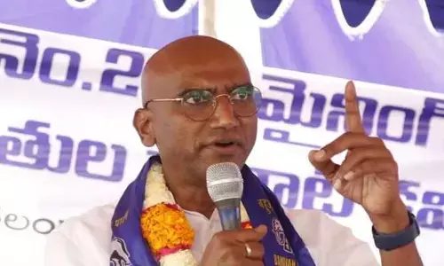 ‘పేపర్ లీక్ చేస్తే పూలల్ల పెట్టి కాపాడుతుండ్రు’