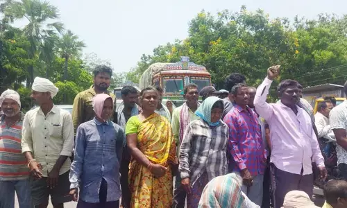 కాంటలు వేయాలని రోడ్డెక్కిన అన్నదాతలు..