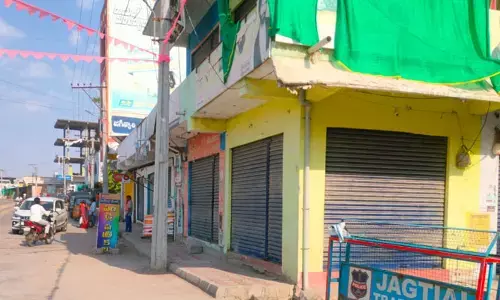 సస్పెండ్ అయిన ఎస్ఐకి మద్దతుగా ధర్మపురి, కొడిమ్యాల లో బంద్