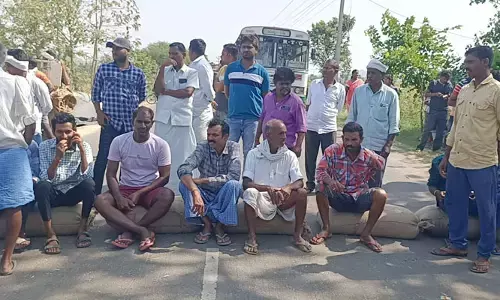 ధాన్యం కొనుగోలు చేయడం లేదని రైతుల ఆందోళన