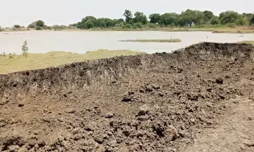 మా ఊరికి గుడి కట్టిస్తున్నాడు.. మీరు వివాదం చేయొద్దు..?