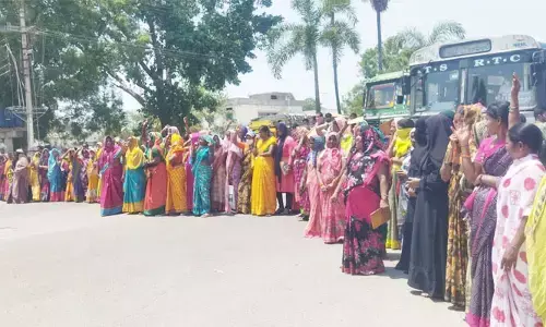 మహిళా భవనం స్థలంలో బస్తీ దవాఖాన వద్దు