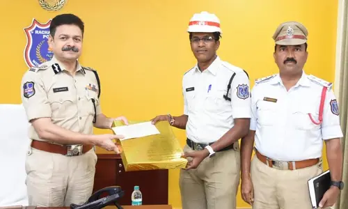 ట్రాఫిక్​ కానిస్టేబుల్‌ను అభినందించిన రాచకొండ సీపీ