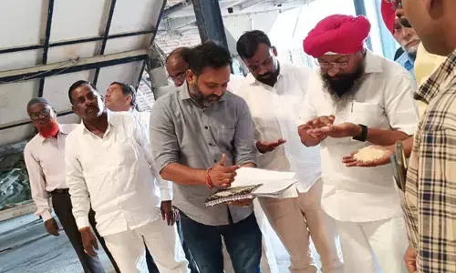 వరి ధాన్యం కొనుగోలు కేంద్రాన్ని పరిశీలించిన రవీందర్ సింగ్