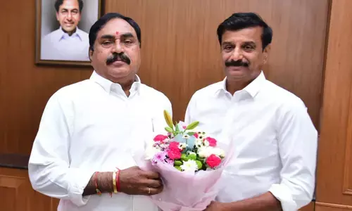 మంత్రి ఎర్రబెల్లిని కలిసిన ఎంపీ ప్రభాకర్ రెడ్డి