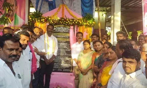రెండు వరుసల రోడ్డు నిర్మాణానికి ఎమ్మెల్యే శంకుస్థాపన..