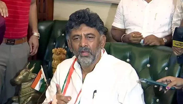 కర్ణాటక సీఎం రేసు.. నేడు ఢిల్లీ వెళ్లనున్న డీకే శివకుమార్.. కర్ణాటక సీఎం రేసు.. నేడు ఢిల్లీ వెళ్లనున్న డీకే శివకుమార్..