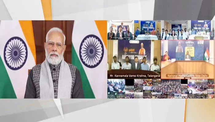 ప్రధాని మోడీ చేతుల మీదుగా 71 వేల ప్రభుత్వ ఉద్యోగులకు అపాయింట్మెంట్ లెటర్స్ ప్రధాని మోడీ చేతుల మీదుగా 71 వేల ప్రభుత్వ ఉద్యోగులకు అపాయింట్మెంట్ లెటర్స్