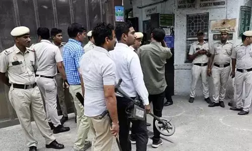 ఢిల్లీలో కలకలం.. స్కూలుకు బాంబు బెదిరింపులు