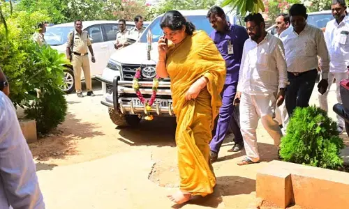 మండుటెండల్లోనూ చెప్పులు ధరించకుండా అభివృద్ధి పనుల్లో మంత్రి సత్యవతి..!