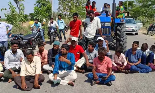 మూల మలుపుల వద్ద ప్రమాద సూచికలు ఏర్పాటు చేయాలని రాస్తారోకో..