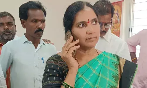 సూపరింటెండెంట్ కు నచ్చకపోతే... సెలవుపై వెళ్లాలా?