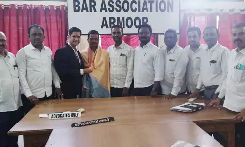 మానవత్వం చాటిన న్యాయవాదికి సన్మానం