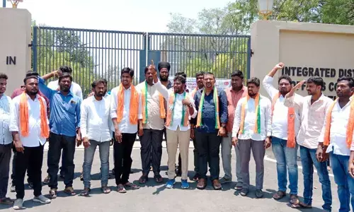 విద్యారంగ సమస్యలను పరిష్కరించాలి : కలెక్టరేట్ ఎదుట బీజేవైఎం ధర్నా