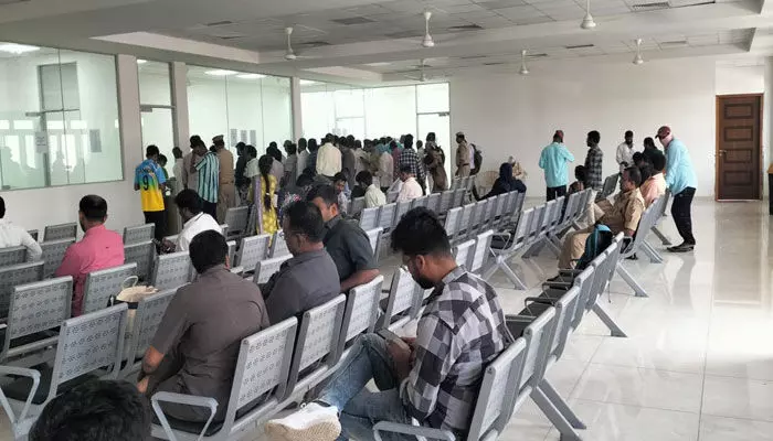 విజిటర్లకు ‘‘నో వాటర్’’.. నూతన సచివాలయంలో సందర్శకులకు తప్పని తిప్పలు! విజిటర్లకు ‘‘నో వాటర్’’.. నూతన సచివాలయంలో సందర్శకులకు తప్పని తిప్పలు!