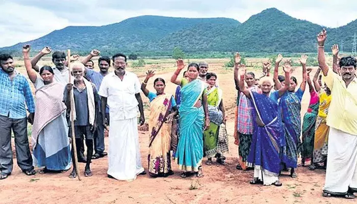 పరిహారం అందుకునేందుకు దళిత రైతులకు అర్హత లేదా? పరిహారం అందుకునేందుకు దళిత రైతులకు అర్హత లేదా?