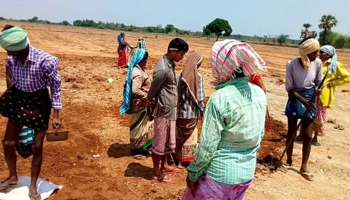 కరువు పని డబ్బులు ఎలా చెక్ చేసుకోవాలో తెలుసా? కరువు పని డబ్బులు ఎలా చెక్ చేసుకోవాలో తెలుసా?
