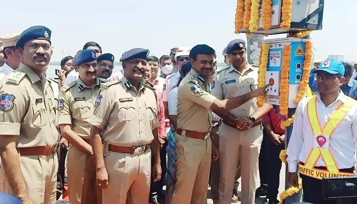 హైదరాబాద్లో పెలికాన్ సిగ్నల్స్.. ప్రారంభించిన సీపీ సీవీ ఆనంద్ హైదరాబాద్లో పెలికాన్ సిగ్నల్స్.. ప్రారంభించిన సీపీ సీవీ ఆనంద్