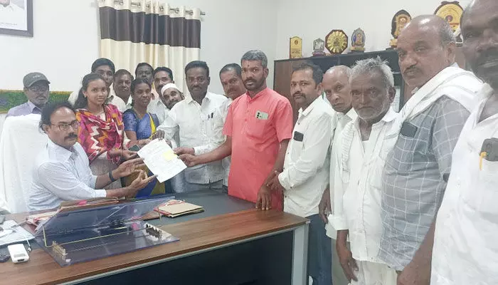కలెక్టర్ కు రేషన్ డీలర్ల సమ్మె నోటీసు కలెక్టర్ కు రేషన్ డీలర్ల సమ్మె నోటీసు