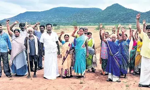 పరిహారం అందుకునేందుకు దళిత రైతులకు అర్హత లేదా?