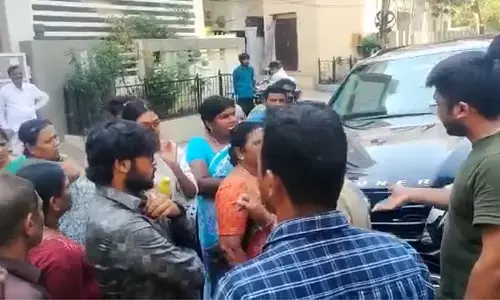 కాంగ్రెస్ ఇంచార్జ్ ఇంటి ముందు ఆందోళన