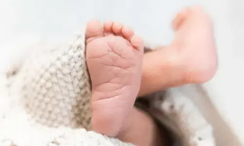 సీఎం మాట్లాడుతుండగా వేదికపైకి బిడ్డను విసిరేసిన తండ్రి