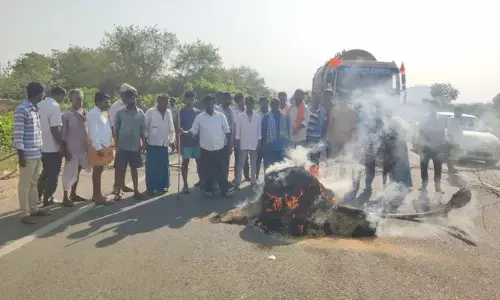 అన్నదాత కడుపు మంట.. నడిరోడ్డుపై వరి ధాన్యాన్ని తగలబెట్టి నిరసన