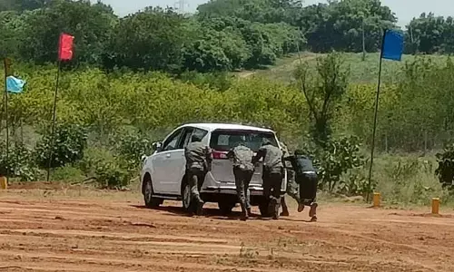 మొరాయించిన మంత్రి శ్రీనివాస్ గౌడ్ ఎస్కార్ట్ వాహనం..
