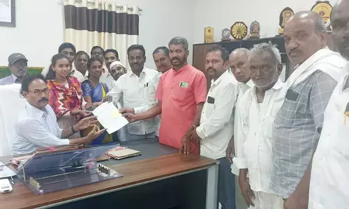కలెక్టర్ కు రేషన్ డీలర్ల సమ్మె నోటీసు