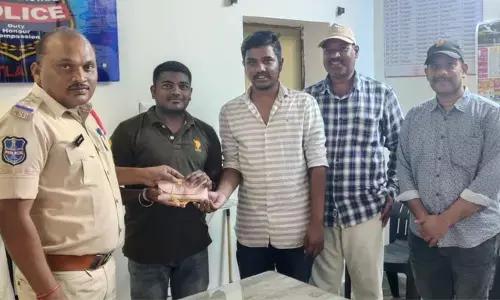 నిజాయితీని చాటిన కోరుట్ల యువకులు