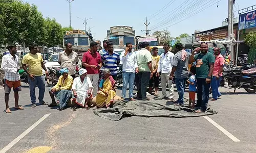 వడ్లు కొనుగోలు చేయాలంటూ రోడ్డెక్కిన రైతులు