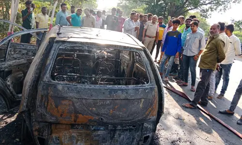 నడిరోడ్డుపై కారు దగ్ధం
