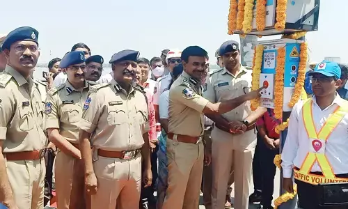 హైదరాబాద్ లో పెలికాన్​ సిగ్నళ్ల ఏర్పాటు