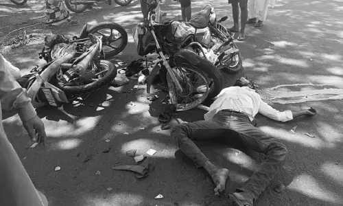 ద్విచక్ర వాహనాలు ఢీకొని ఒకరి మృతి