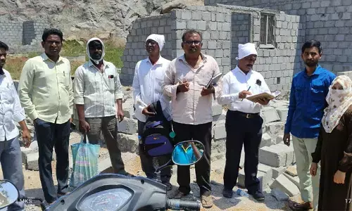మంత్రి గంగుల ప్రోద్బలంతోనే పేద ముస్లింల ఇళ్లను కూల్చారు