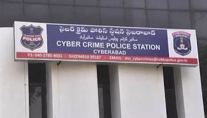 సైబర్ పీఎస్ ఎదురుగా క్యూనెట్ బాధితుల ఆందోళన సైబర్ పీఎస్ ఎదురుగా క్యూనెట్ బాధితుల ఆందోళన
