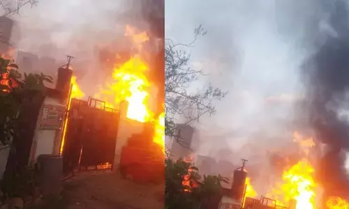 సోఫా గోదాంలో భారీ అగ్నిప్రమాదం..