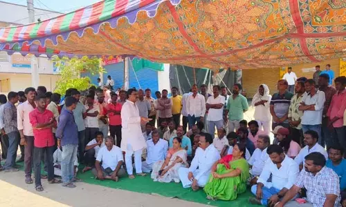 దేవరకద్రలో  రైల్వే గేటు ఓపెన్ చేయాలని ధర్నా..