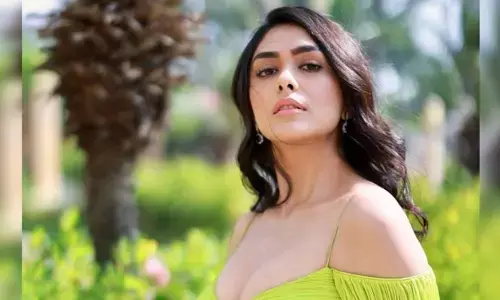 ఇంట్లో డోర్ వేసుకొని ఆ వీడియోస్ చూస్తున్న Mrunal Thakur !
