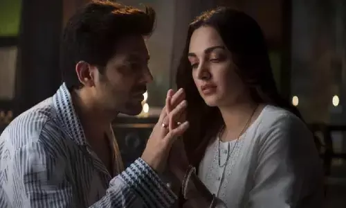 సిద్ధార్థ్ భార్యకు రొమాంటిక్ కిస్ ఇచ్చిన కార్తిక్.. కెమిస్ట్రీ బాగుందంటున్న ఫ్యాన్స్