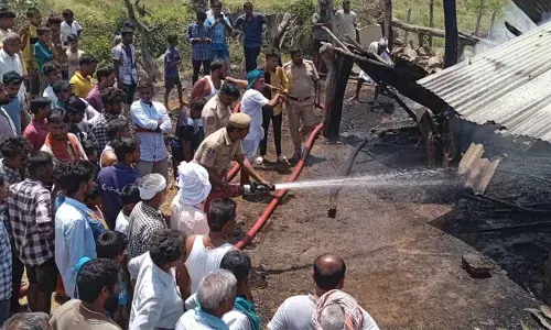 గుడిసెలో ఎగిసిపడిన మంటలు