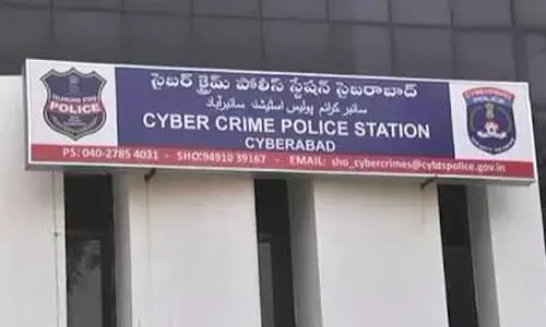 సైబర్ పీఎస్ ఎదురుగా క్యూనెట్ బాధితుల ఆందోళన