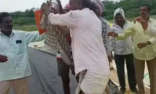 ఐకేపీ సెంటర్లో రైతు ఆత్మహత్యాయత్నం..