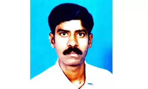 ఫ్యాన్ కు ఉరేసుకొని వ్యక్తి  ఆత్మహత్య...