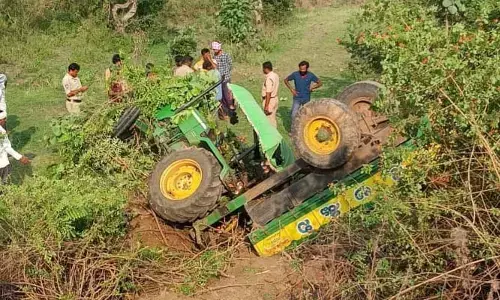 ట్రాక్టర్ బోల్తా పడి ఆరుగురికి తీవ్ర గాయాలు..
