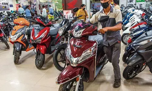 ద్విచక్ర వాహనాలపై GST తగ్గించాలని కోరిన ఆటోమొబైల్ డీలర్ల సంఘం!