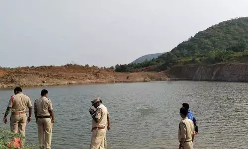 Visakha: చెరువులో ఇద్దరు విద్యార్థుల గల్లంతు